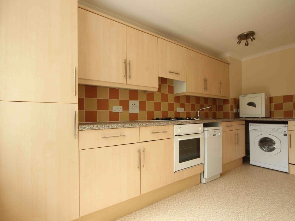 2 bed flat to rent in Fountain Gardens, Windsor SL4, £1,795 pcm Zoopla