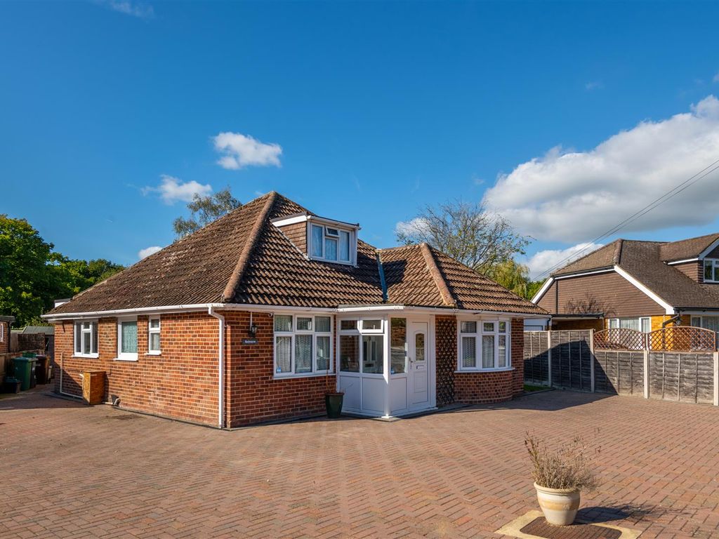 3 bed detached bungalow for sale in Weatherhill Close, Horley RH6 Zoopla