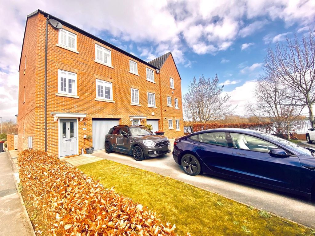 4 bed town house for sale in Red Kite Avenue, WathUponDearne