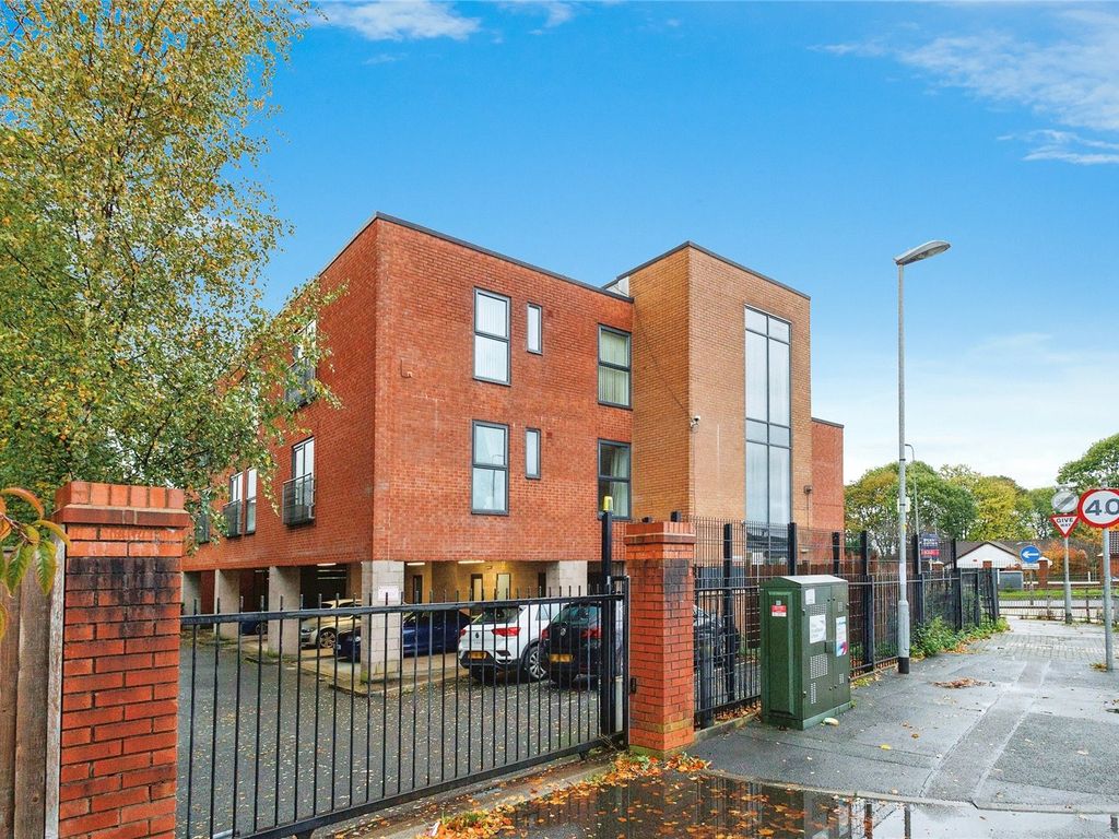 2 bed flat for sale in Broadway, Chadderton, Oldham, Greater Manchester