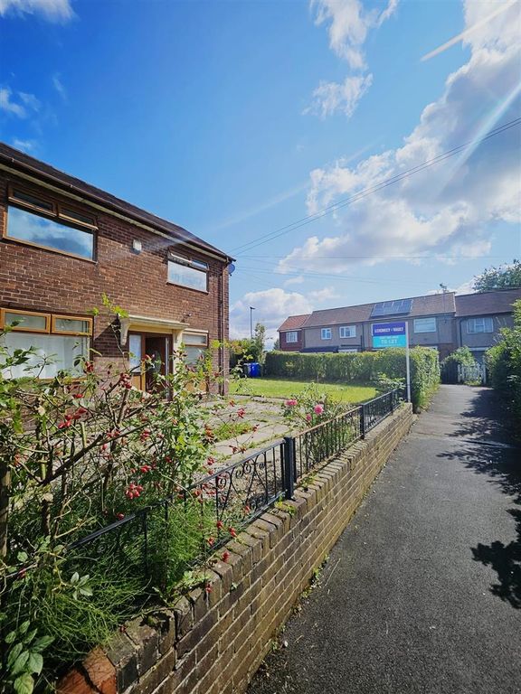 4 bed property to rent in Cleethorpes Avenue, Blackley, Manchester M9