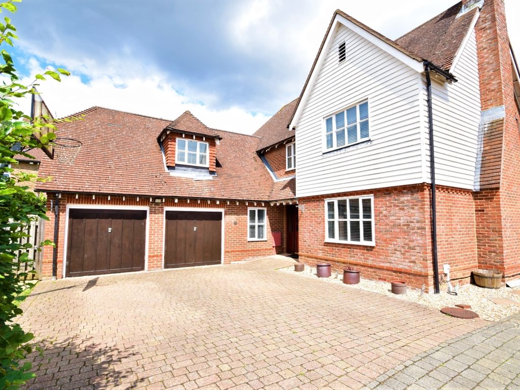 5 bed detached house to rent in Townsend Square, Kings Hill, West