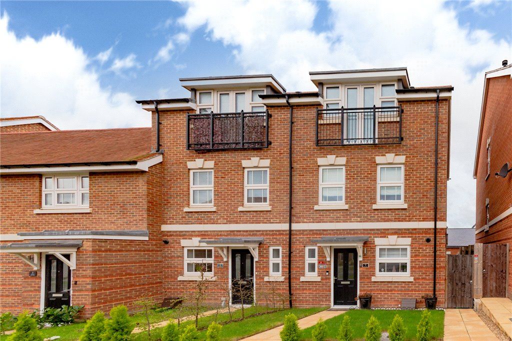 3 bed semidetached house for sale in Oak Avenue, Wokingham, Berkshire