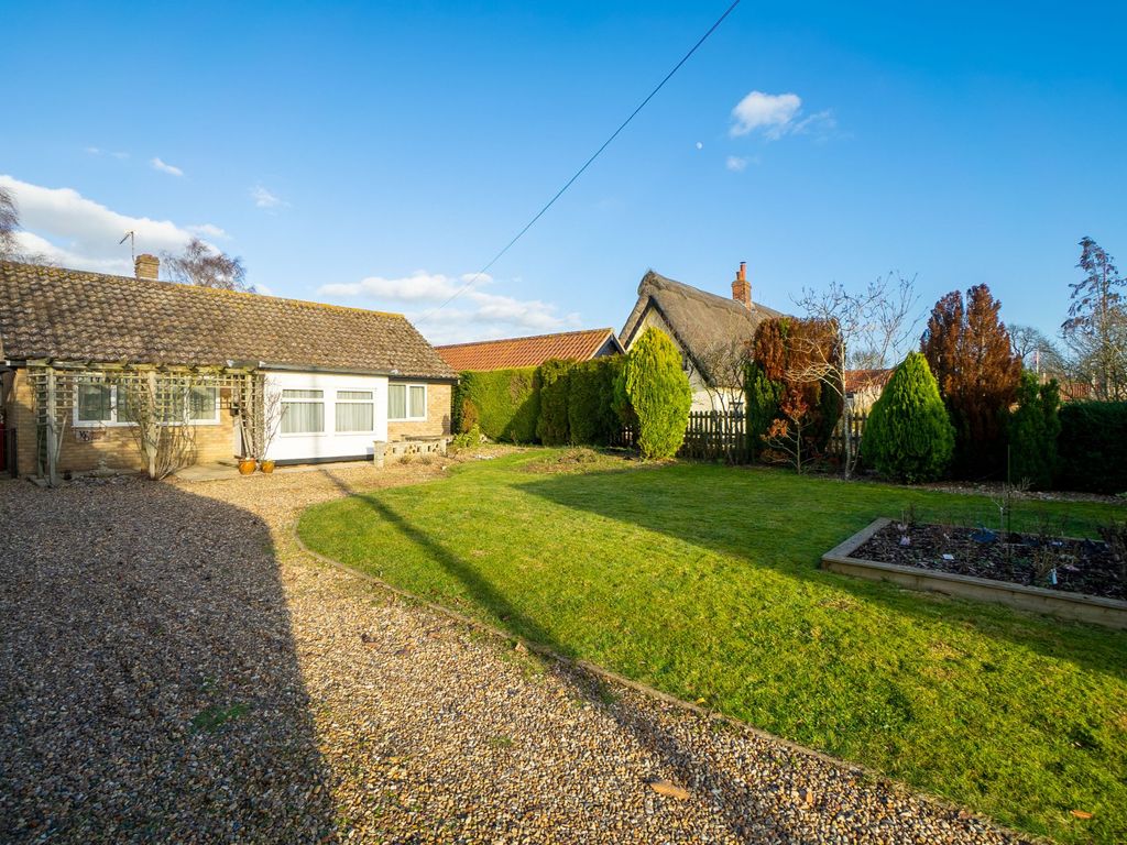 2 bed detached bungalow for sale in Hopton Road, Diss IP22