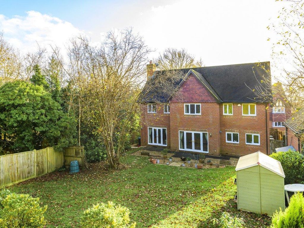 5 bed detached house for sale in Orchard Way, Battle TN33