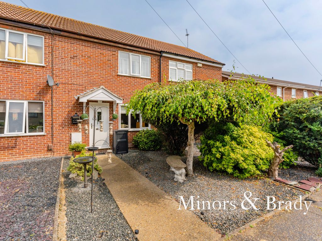 3 bed terraced house for sale in Blackbird Close, Bradwell, Great