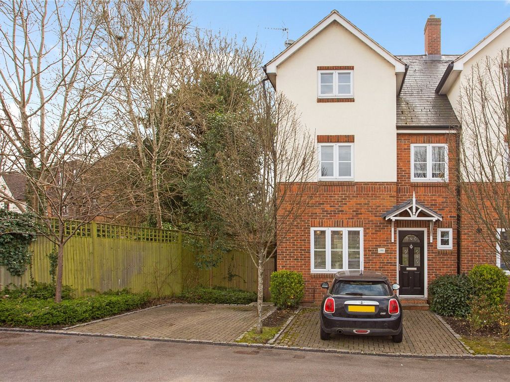 4 bed end terrace house for sale in High Street, Old Woking, Woking