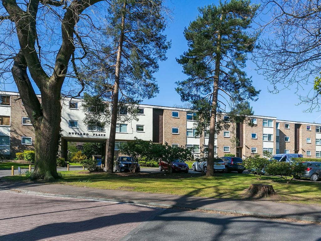 2 bed flat to rent in Rutland Place, The Rutts, Bushey Heath, Bushey