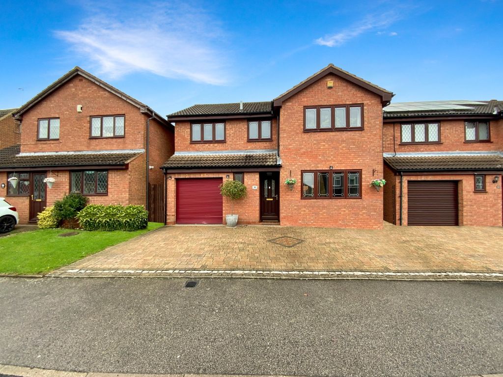 4 bed detached house for sale in Edgewood Drive, Luton, Bedfordshire