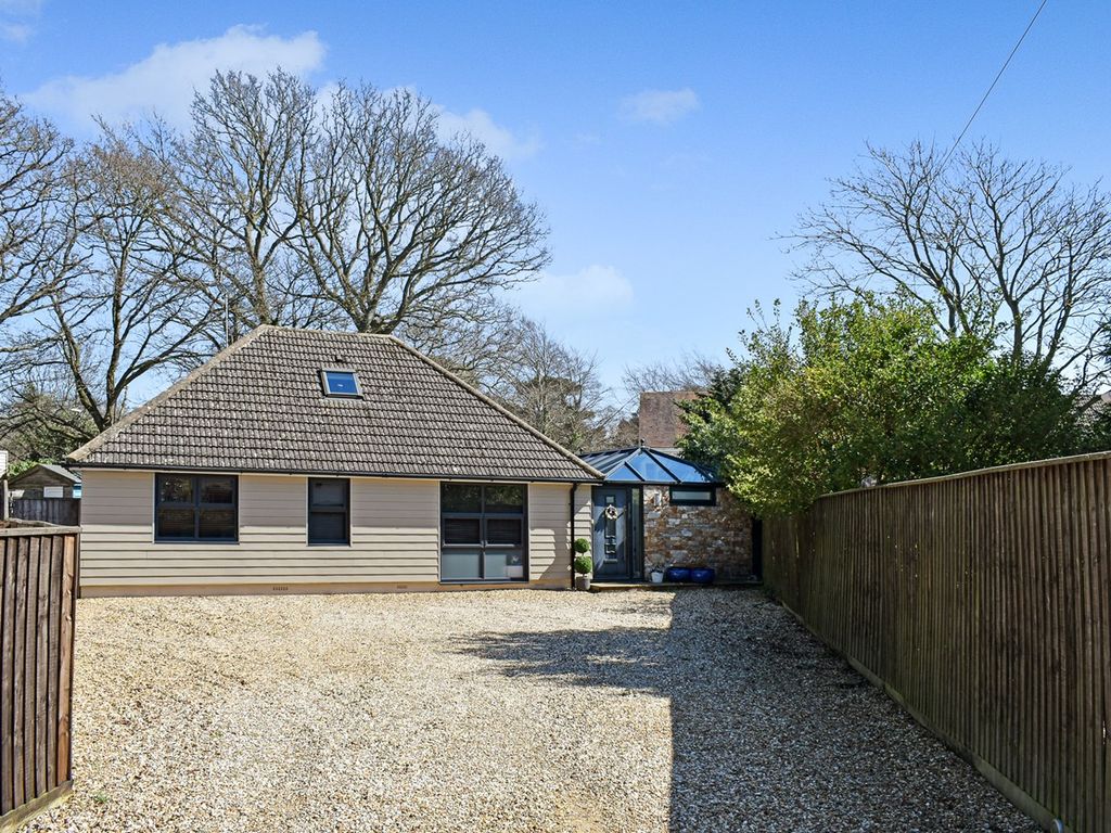 3 bed bungalow for sale in Jumpers Avenue, Christchurch BH23, £600,000