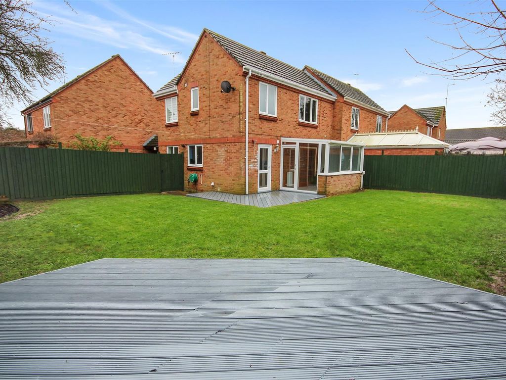 3 bed semidetached house to rent in Bradfield Close, Rushden NN10, £