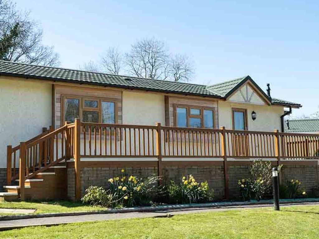 2 bed mobile/park home for sale in Burnham Green Road, Welwyn AL6, £