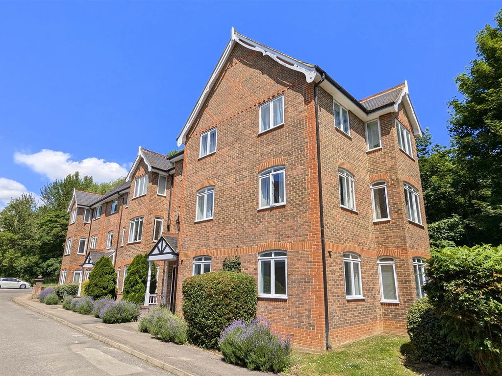 2 bed flat to rent in Latium Close, Holywell Hill, St Albans
