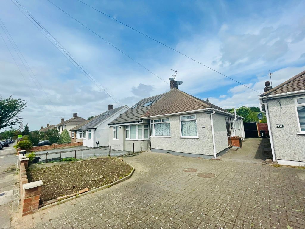 2 bed bungalow to rent in Caernarvon Drive, Clayhall IG5 Zoopla