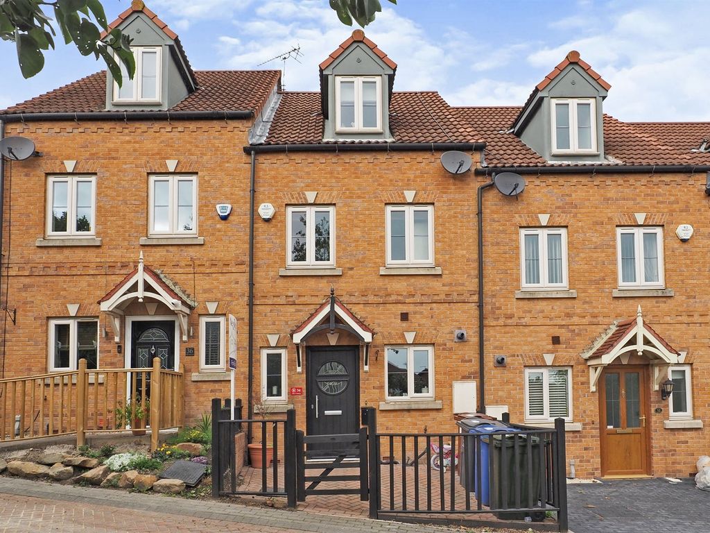 3 bed town house for sale in Belle Green Lane, Cudworth, Barnsley S72