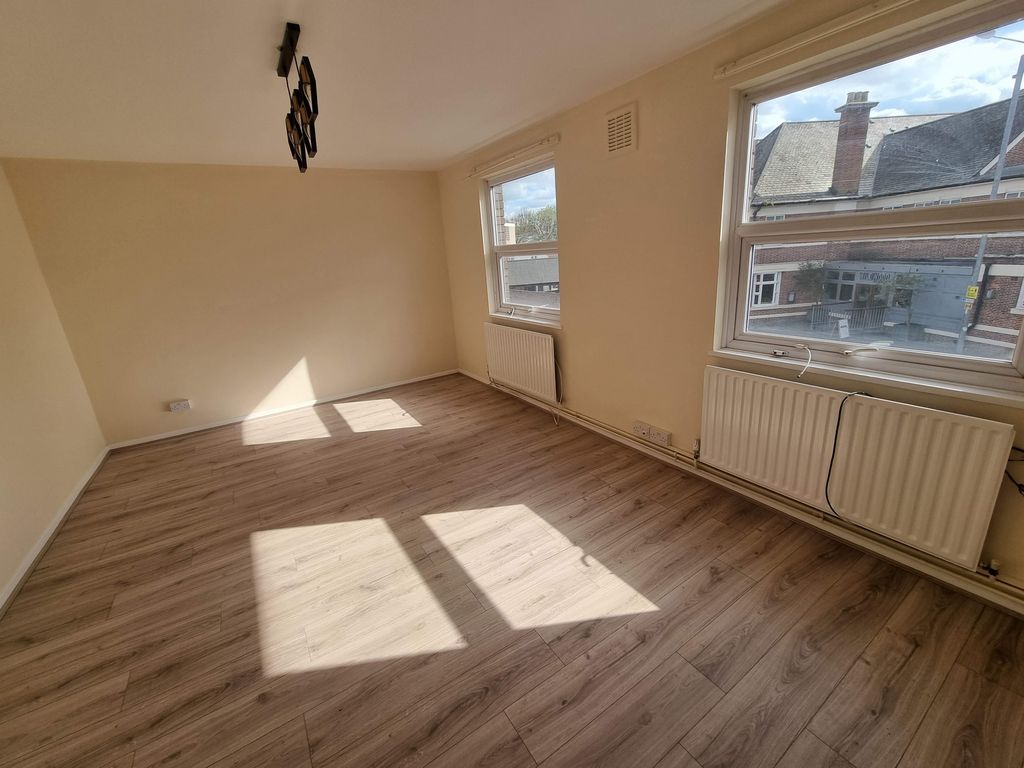3 bed flat to rent in High Street, Hornchurch RM11 Zoopla