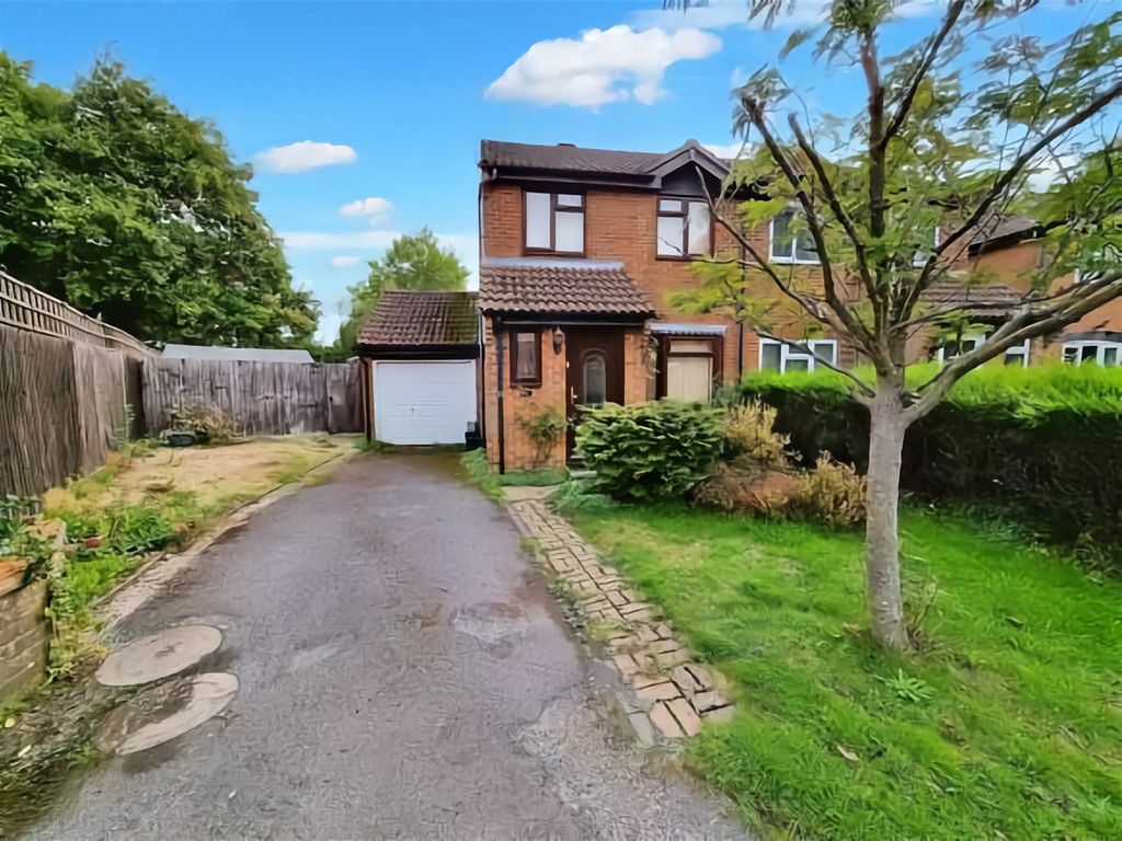 3 bed semidetached house for sale in Maskell Way, Farnborough
