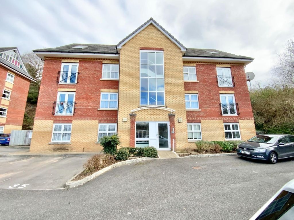 2 bed flat for sale in Bull Lane, Bristol BS5, £215,000 Zoopla