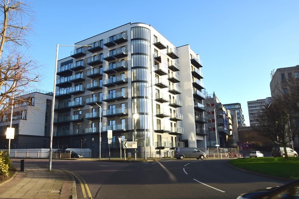 1 bed flat to rent in Panorama Apartments, Harefield Road, Uxbridge UB8