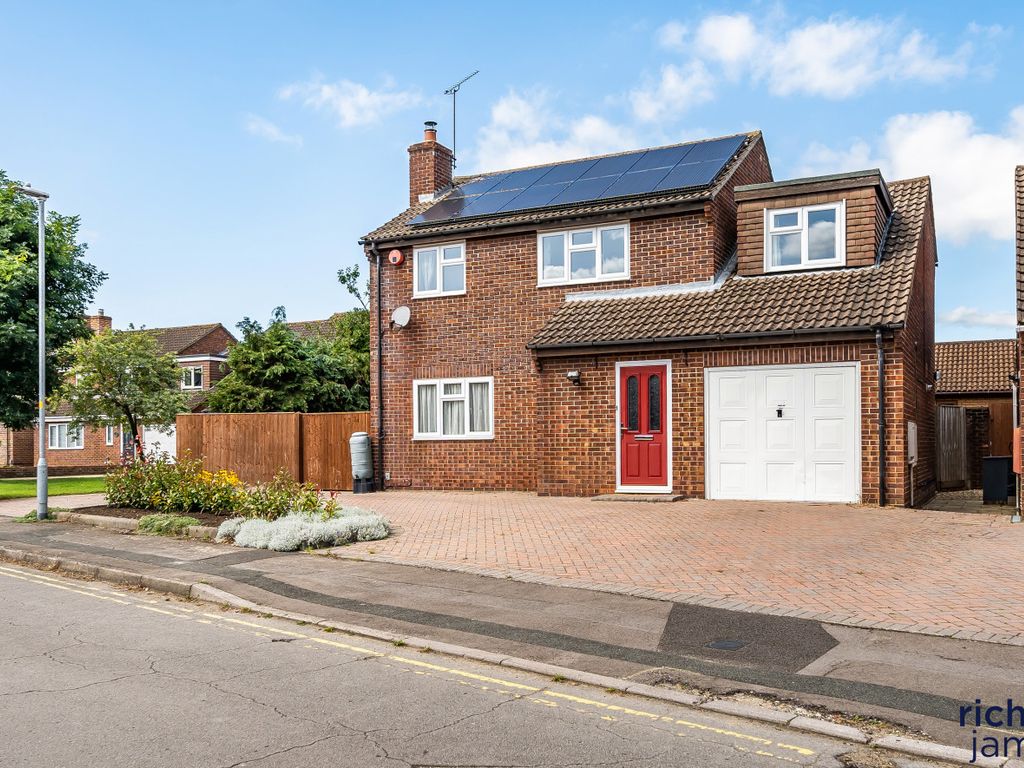 4 bed detached house for sale in Chamberlain Road, Stratton SN3, £