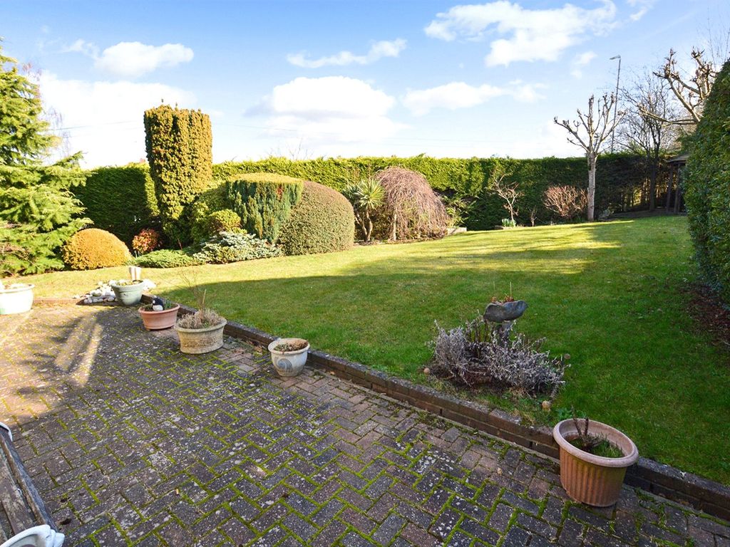 4 bed detached house for sale in Royce Close, Dunstable, Bedfordshire