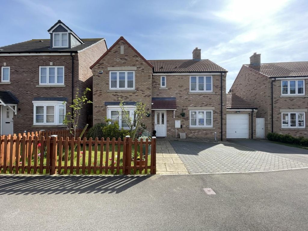 4 bed property for sale in Howgate Drive, Eastfield, Scarborough YO11
