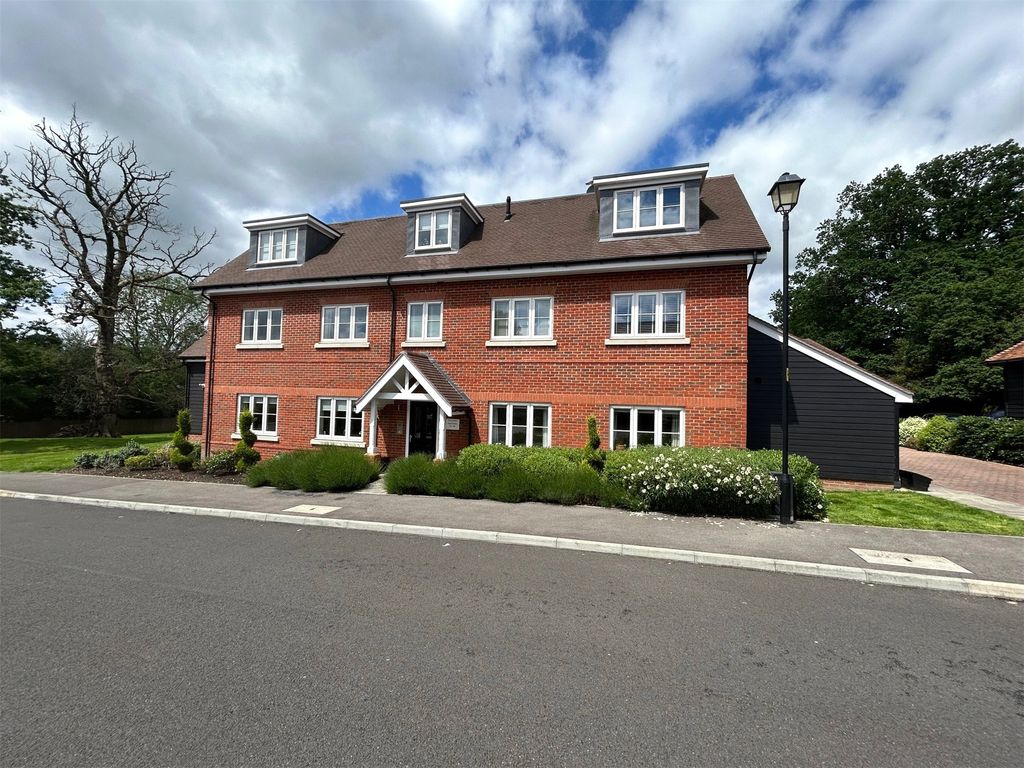 2 bed flat for sale in Bryan Gardens, Binfield, Bracknell, Berkshire