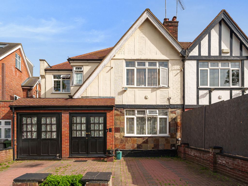 5 bed semidetached house for sale in Lindsay Drive, Kenton, Harrow