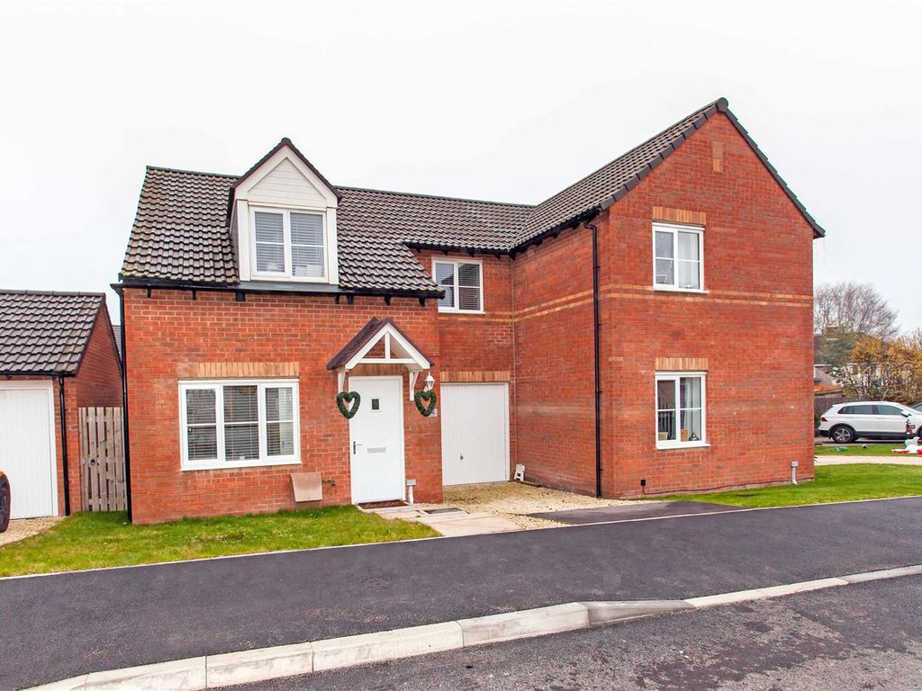 3 bed linkdetached house for sale in Cowlishall Drive, Old Tupton