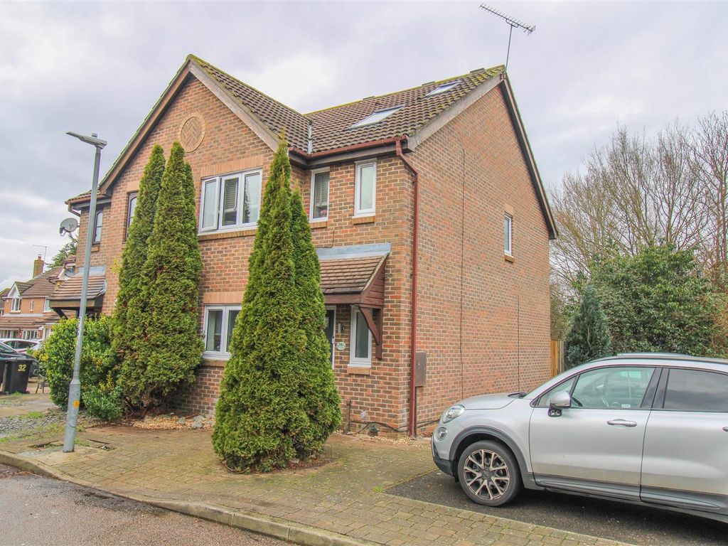 4 bed semidetached house for sale in Bentley Drive, Church Langley