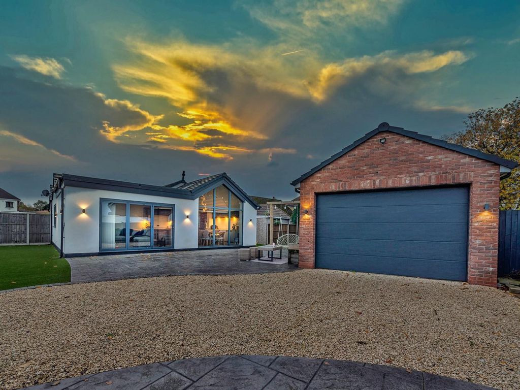 4 bed detached bungalow for sale in Shaws Lane, Great Wyrley, Walsall