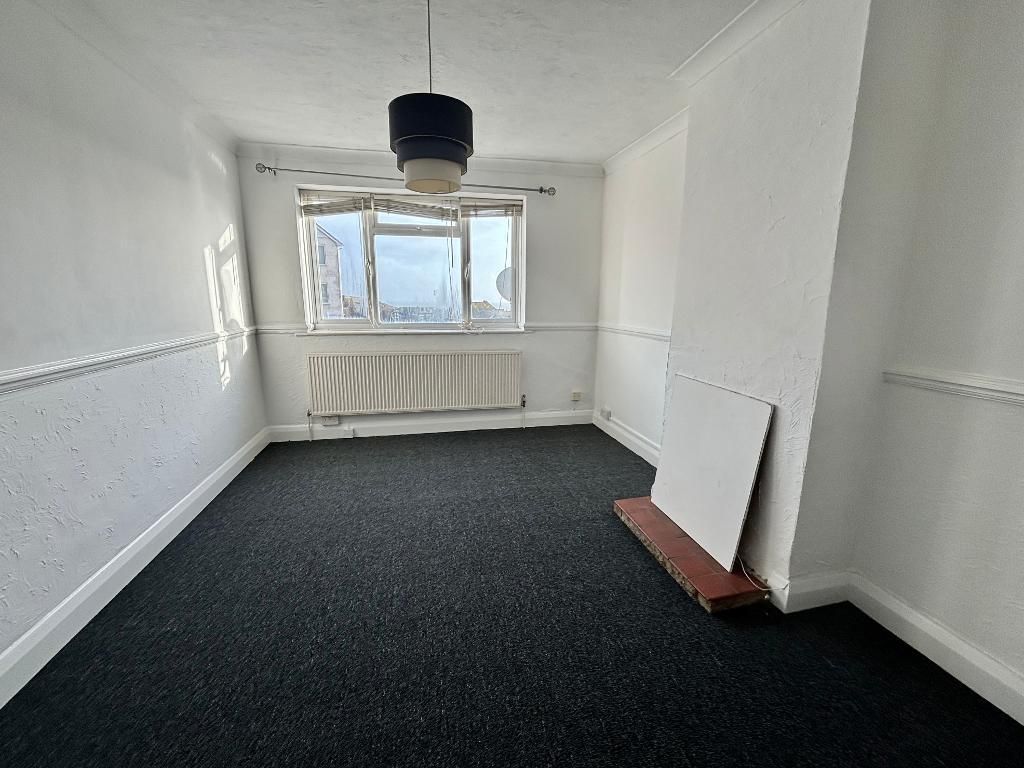 2 bed flat to rent in Longridge Avenue, Saltdean BN2, £1,250 pcm Zoopla