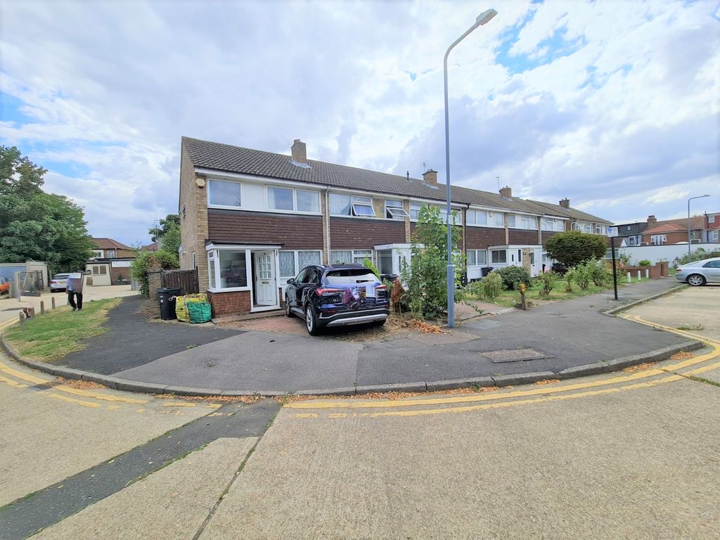 3 bed end terrace house to rent in Sussex Close, Ilford, Essex IG4 Zoopla