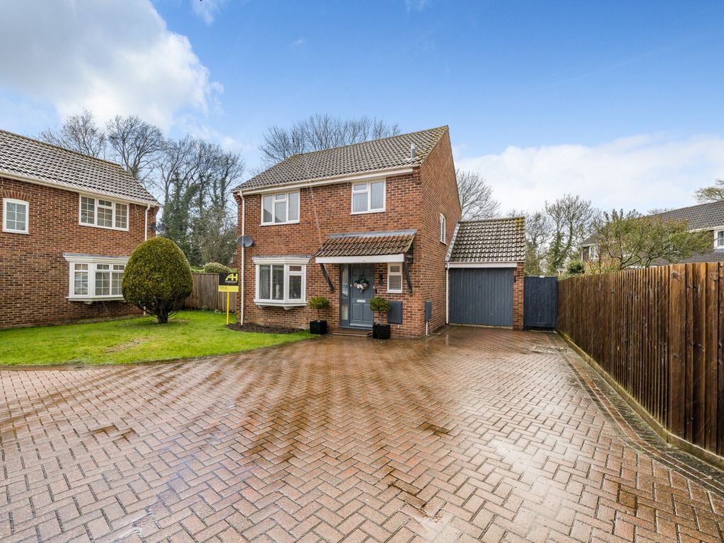 3 bed detached house for sale in Sainsbury Close, Andover SP10 Zoopla