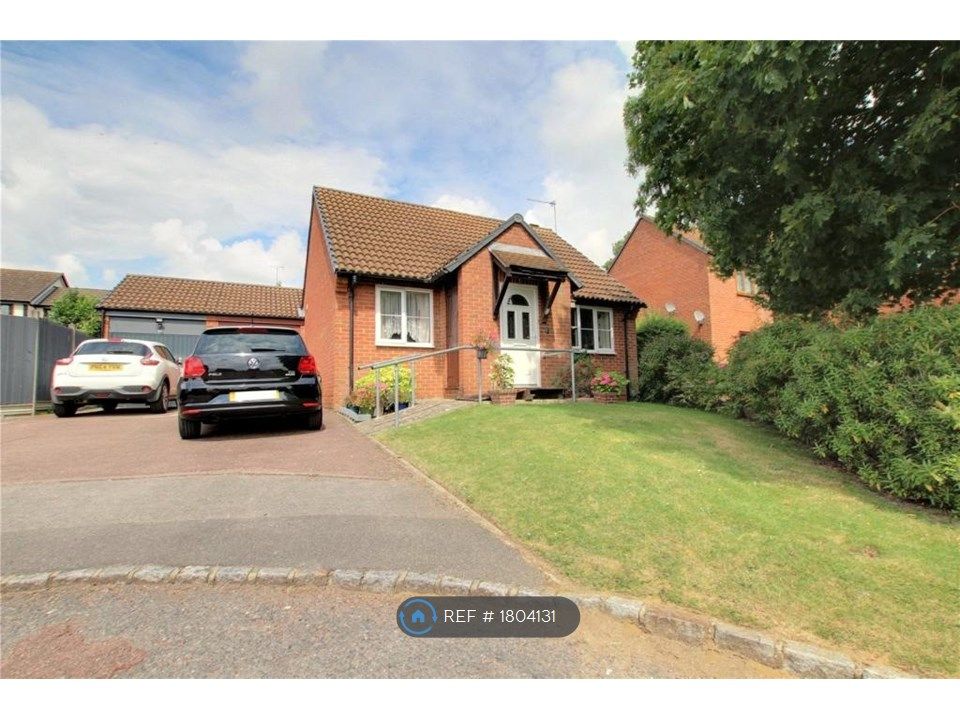 2 bed bungalow to rent in Cannock Way, Workingham RG6, £1,650 pcm Zoopla