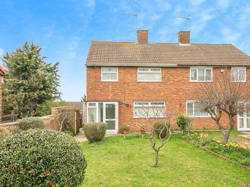 3 bed semidetached house for sale in Clover Close, Ipswich IP2, £