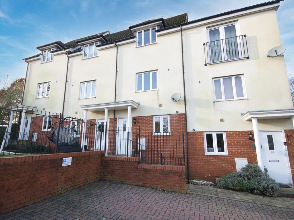 4 bed town house for sale in Rostron Close, West End, Southampton SO18, £340,000 Zoopla