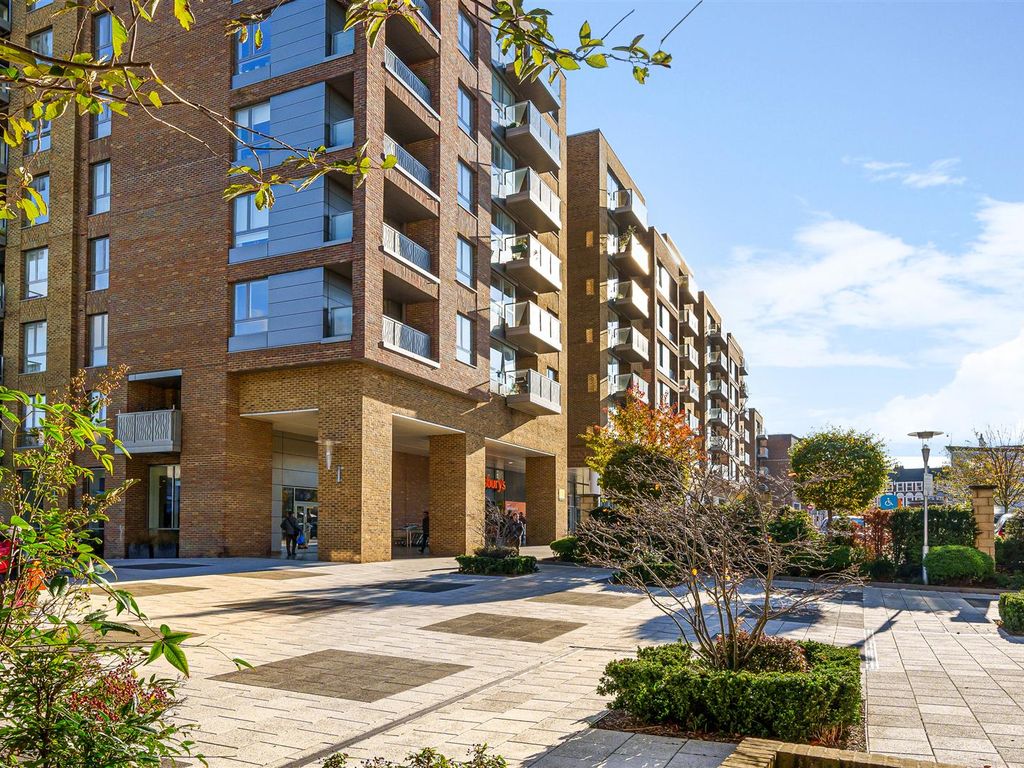 2 bed flat for sale in Lang Court, Smithfield Square, Hornsey N8, £