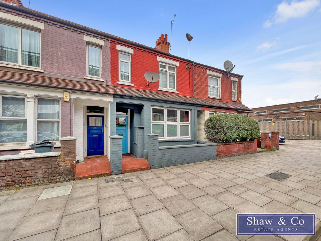 1 bed flat for sale in Adelaide Terrace, Great West Road, Brentford TW8