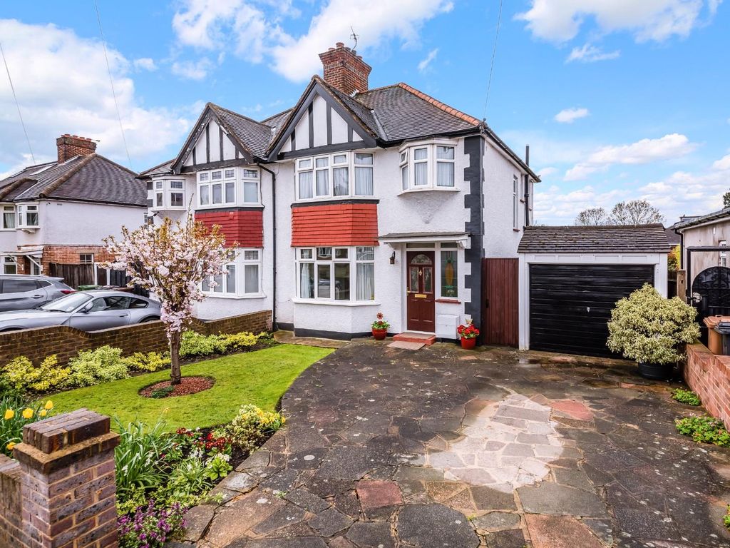 3 bed semidetached house for sale in Walsingham Gardens, Stoneleigh
