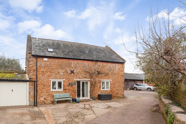 2 bed barn conversion to rent in Hanwell, Banbury OX17, £1,200 pcm Zoopla