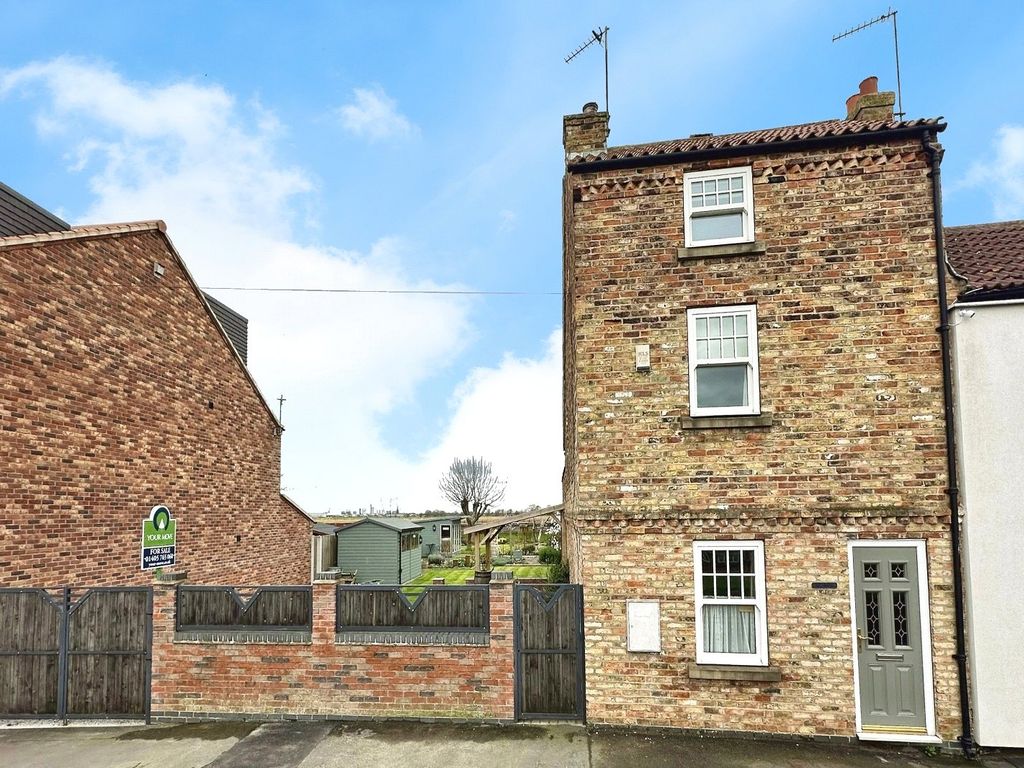 3 bed semidetached house for sale in High Street, Swinefleet, Goole