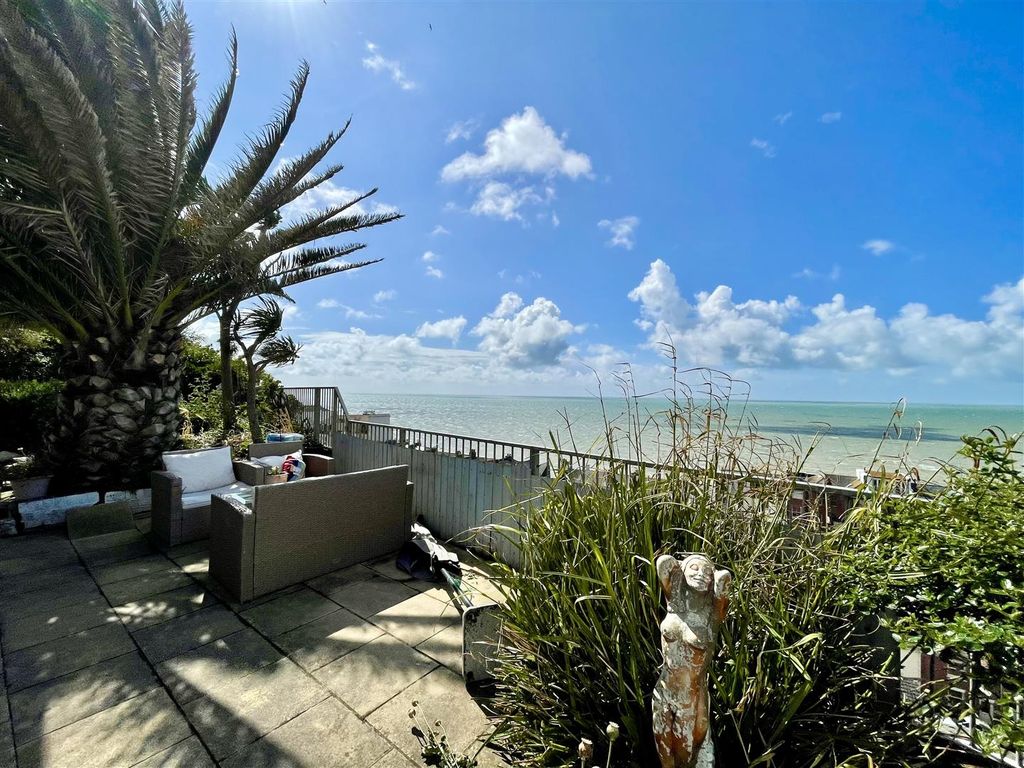 2 bed flat for sale in West Hill Road, St. LeonardsOnSea TN38, £