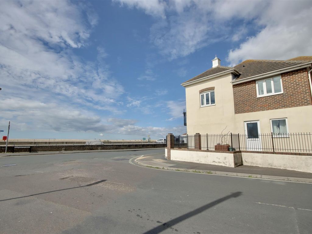 2 bed flat for sale in Creek Road, Hayling Island, Hanmpshire PO11 Zoopla