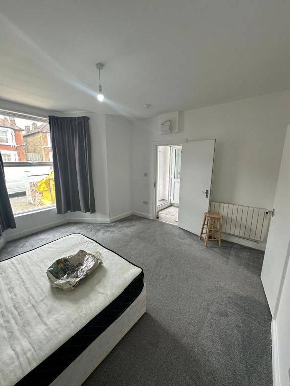 Studio to rent in Hazeldene Road, Goodmayes, Ilford IG3, £1,200 pcm