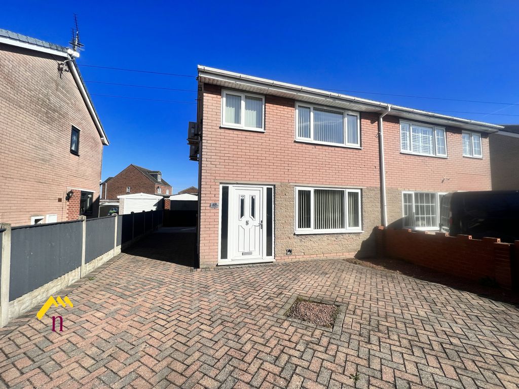 3 bed semidetached house for sale in St Michaels Close, Thorne DN8