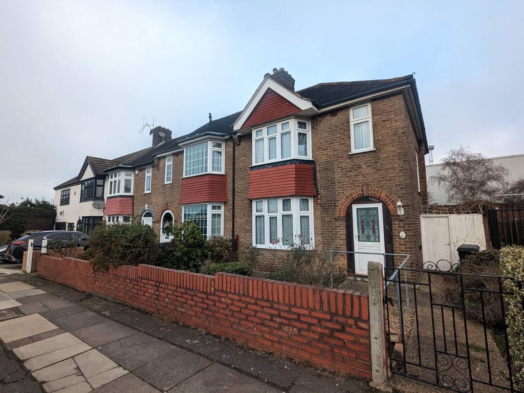 3 bed end terrace house for sale in South Park Crescent, Catford