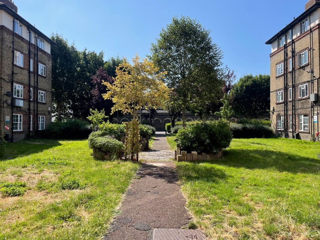 2 bed for sale in Harold Estate, Pages Walk, London SE1 Zoopla