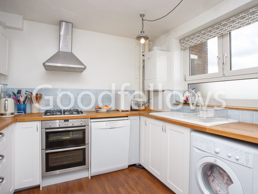 2 bed flat to rent in Penfold Court, Laburnum Road, Mitcham, Surrey CR4