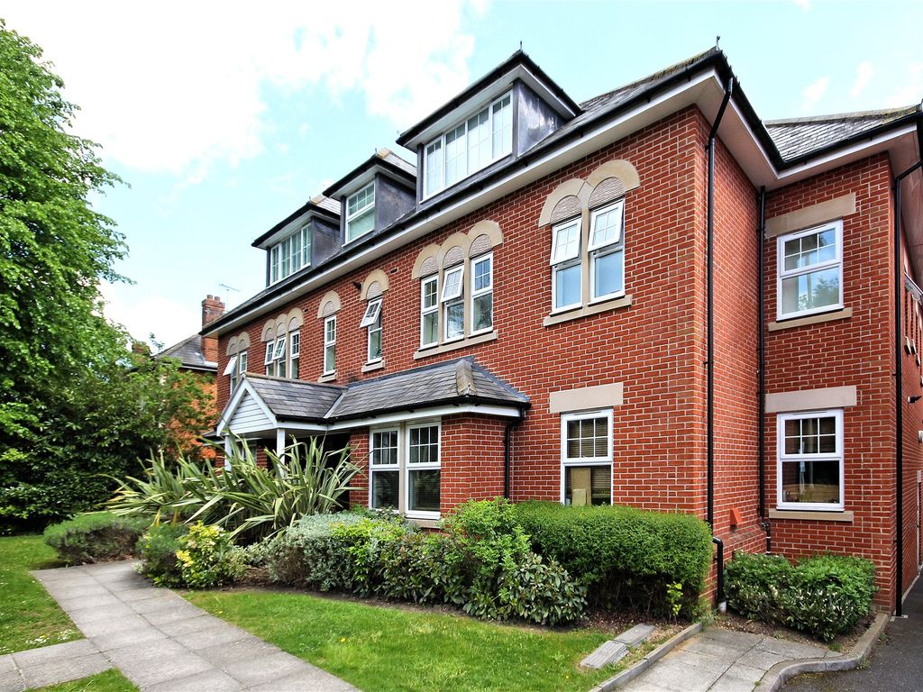 2 bed flat for sale in 32 Claremont Avenue, Woking, Surrey GU22 Zoopla